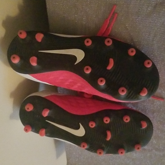 Kids Soccer Shoes - Picture 3 of 4